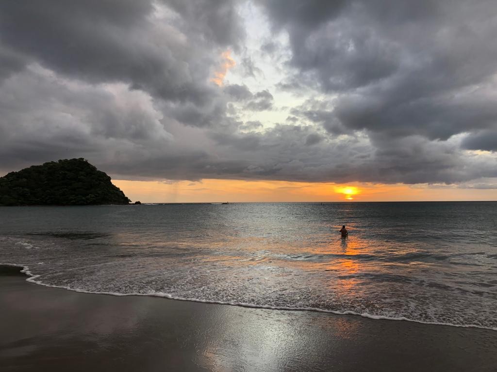 Atardecer en el mar con el sol en el horizonte