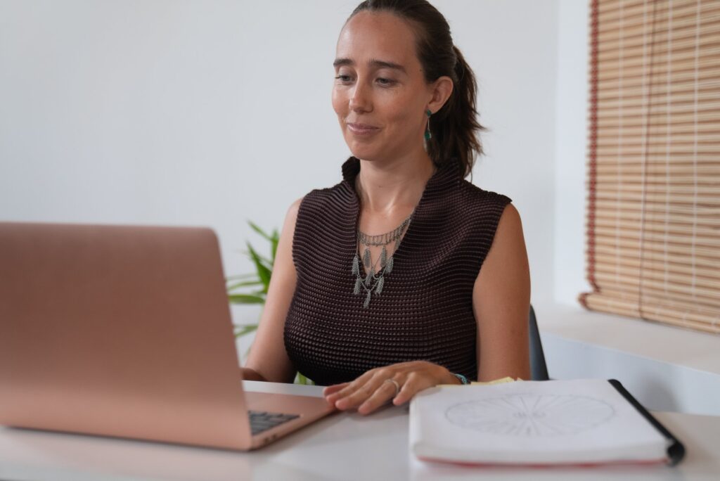 Marisol Marfán en una sesión online frente a su computador
